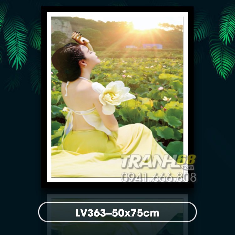 Tranh ĐÍnh đá LV363 Thiếu nữ bên sen kích thước: 50x75cm